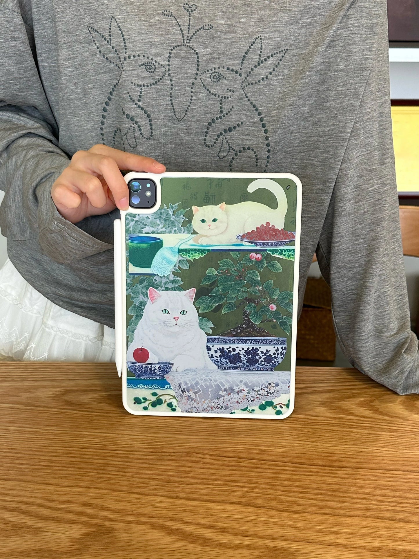 Vintage White Cat Art iPad Case – Elegant Printed Soft Back Cover with Classic Painting Design