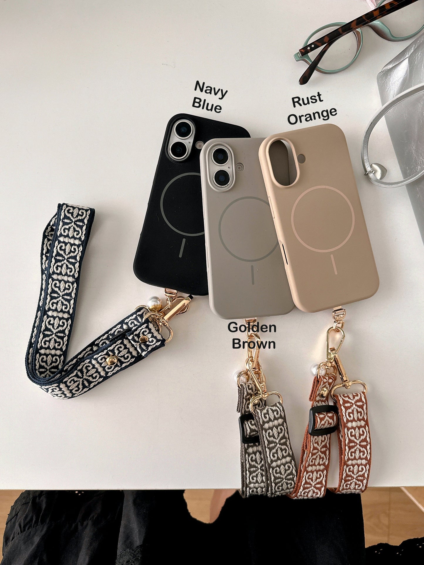 Boho iPhone Lanyard Strap with Adjustable Chevron Design – Detachable Crossbody Phone Holder for Hands-Free Use