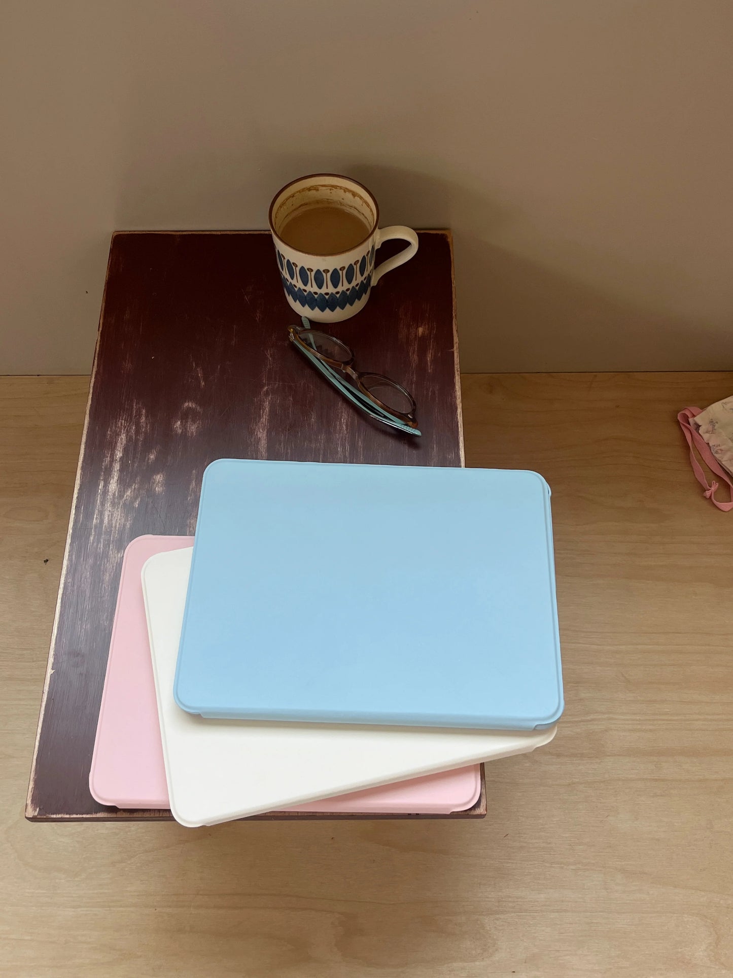 Folding Stand iPad Case – Sleek Magnetic Flip Cover with Pencil Holder