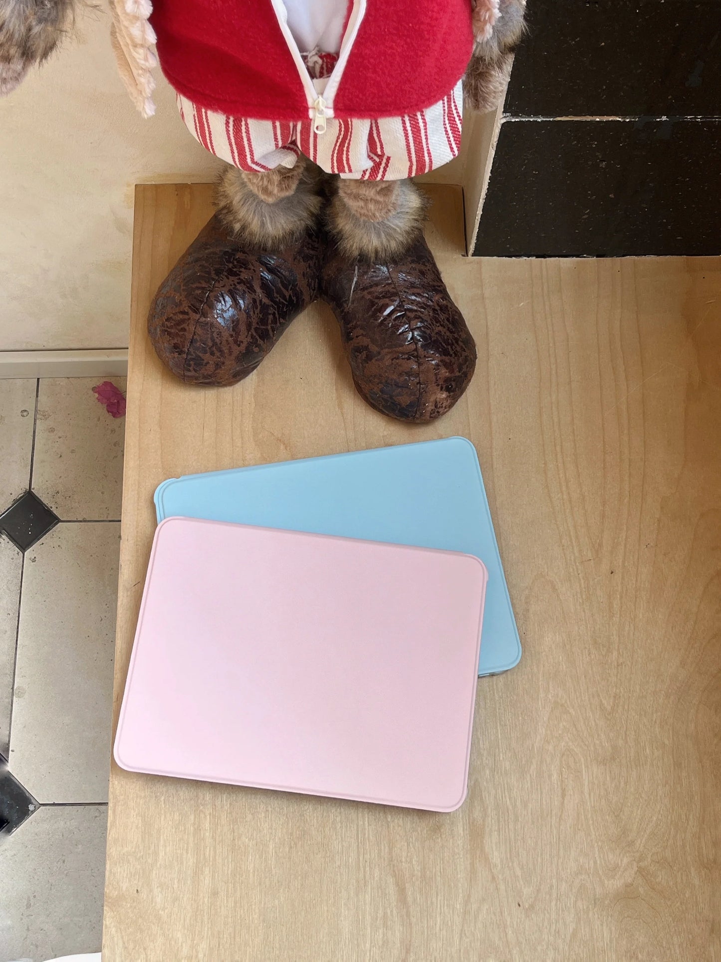 Folding Stand iPad Case – Sleek Magnetic Flip Cover with Pencil Holder
