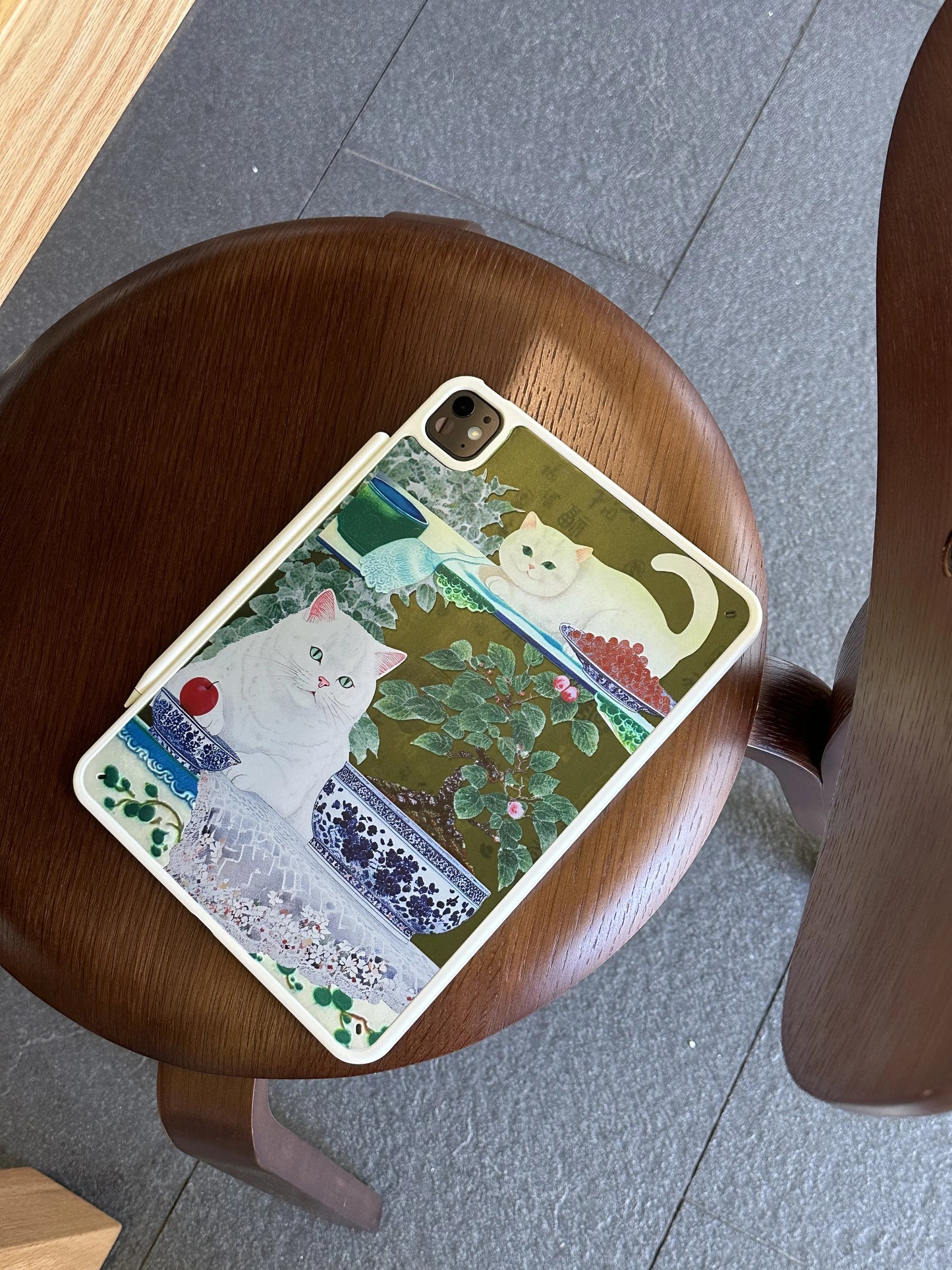 Vintage White Cat Art iPad Case – Elegant Printed Soft Back Cover with Classic Painting Design