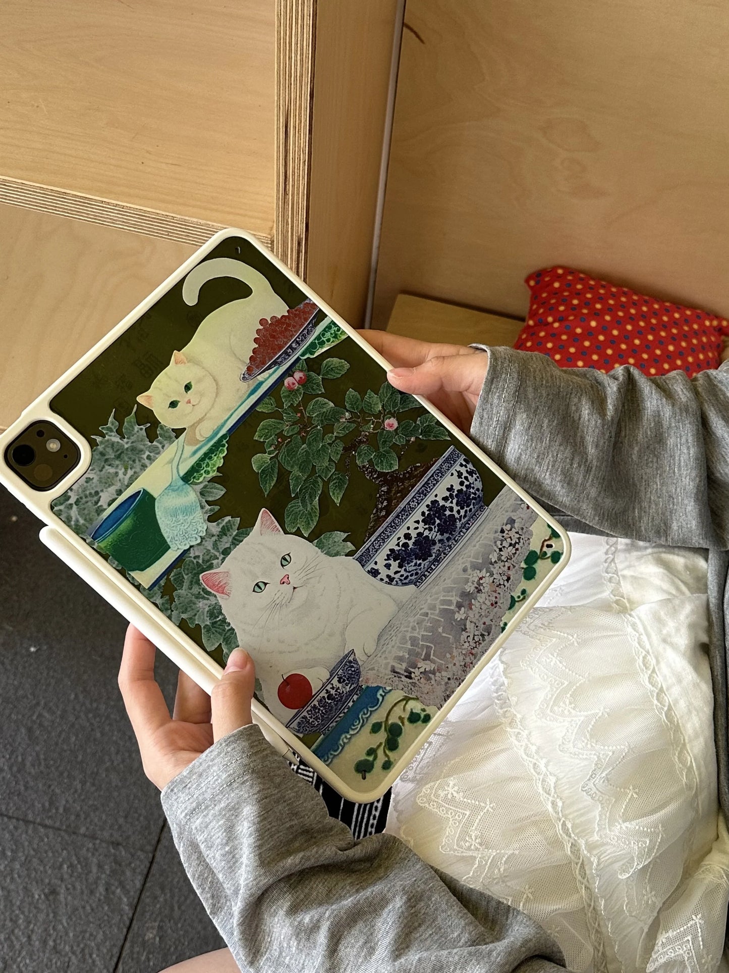Vintage White Cat Art iPad Case – Elegant Printed Soft Back Cover with Classic Painting Design