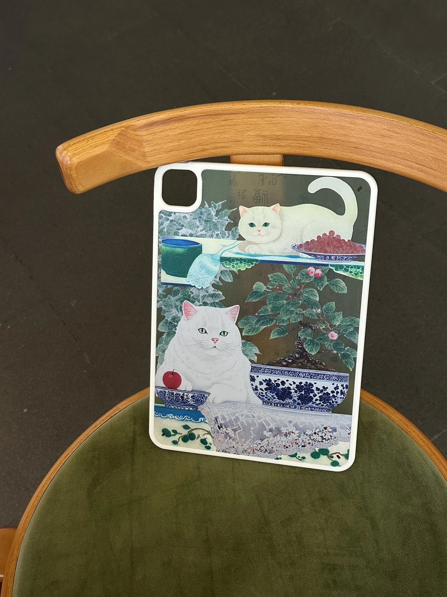 Vintage White Cat Art iPad Case – Elegant Printed Soft Back Cover with Classic Painting Design