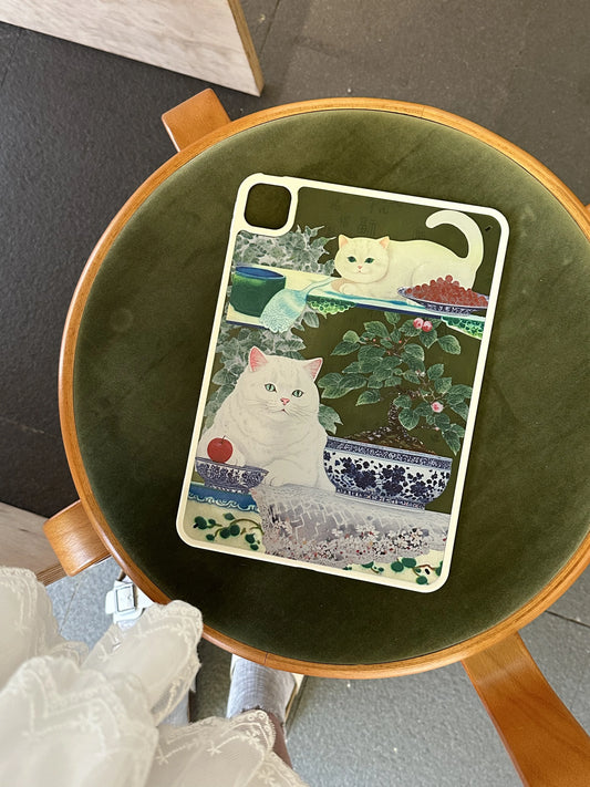 Vintage White Cat Art iPad Case – Elegant Printed Soft Back Cover with Classic Painting Design