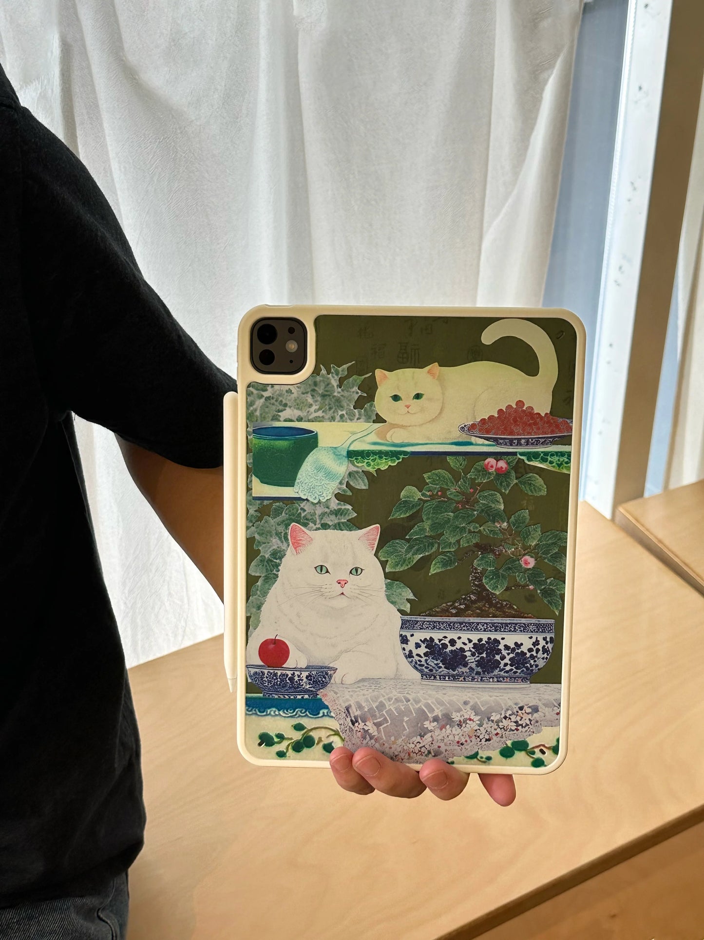 Vintage White Cat Art iPad Case – Elegant Printed Soft Back Cover with Classic Painting Design