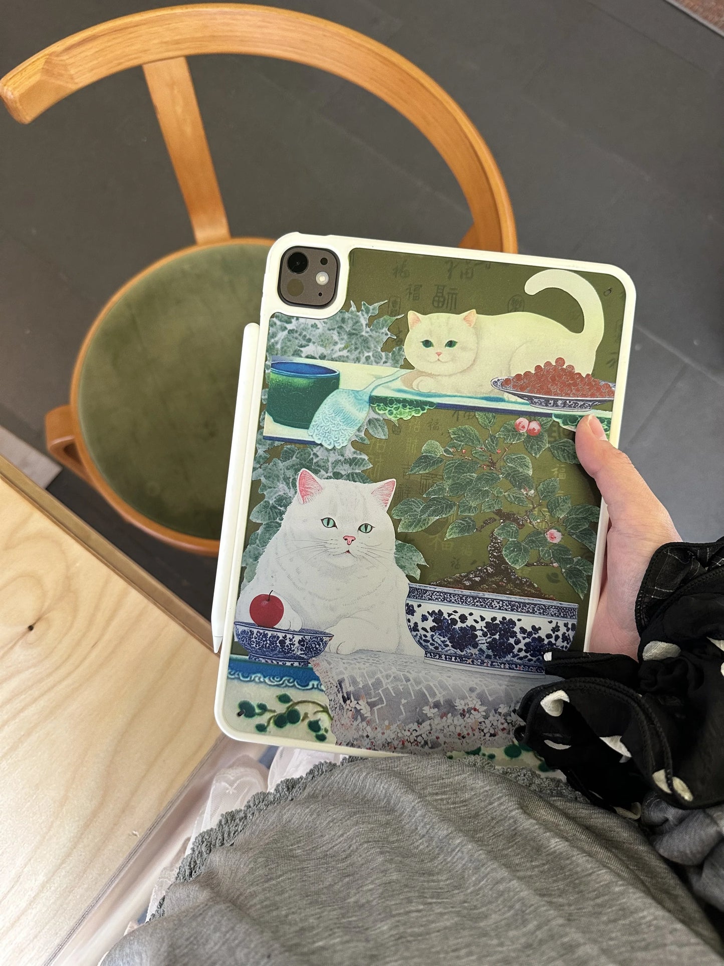 Vintage White Cat Art iPad Case – Elegant Printed Soft Back Cover with Classic Painting Design