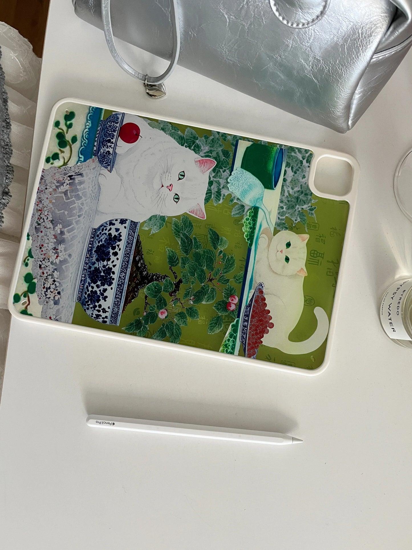 Vintage White Cat Art iPad Case – Elegant Printed Soft Back Cover with Classic Painting Design