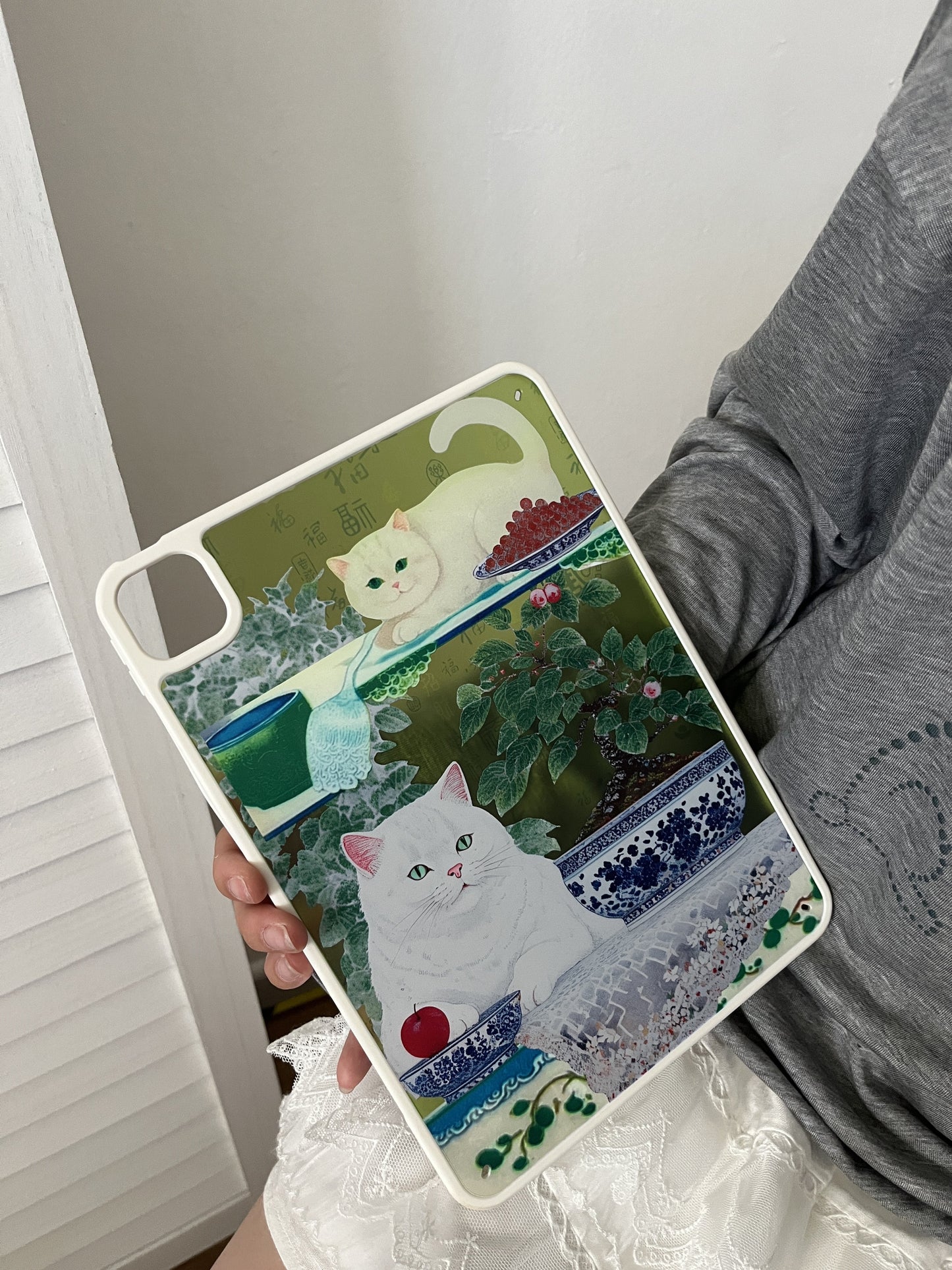 Vintage White Cat Art iPad Case – Elegant Printed Soft Back Cover with Classic Painting Design
