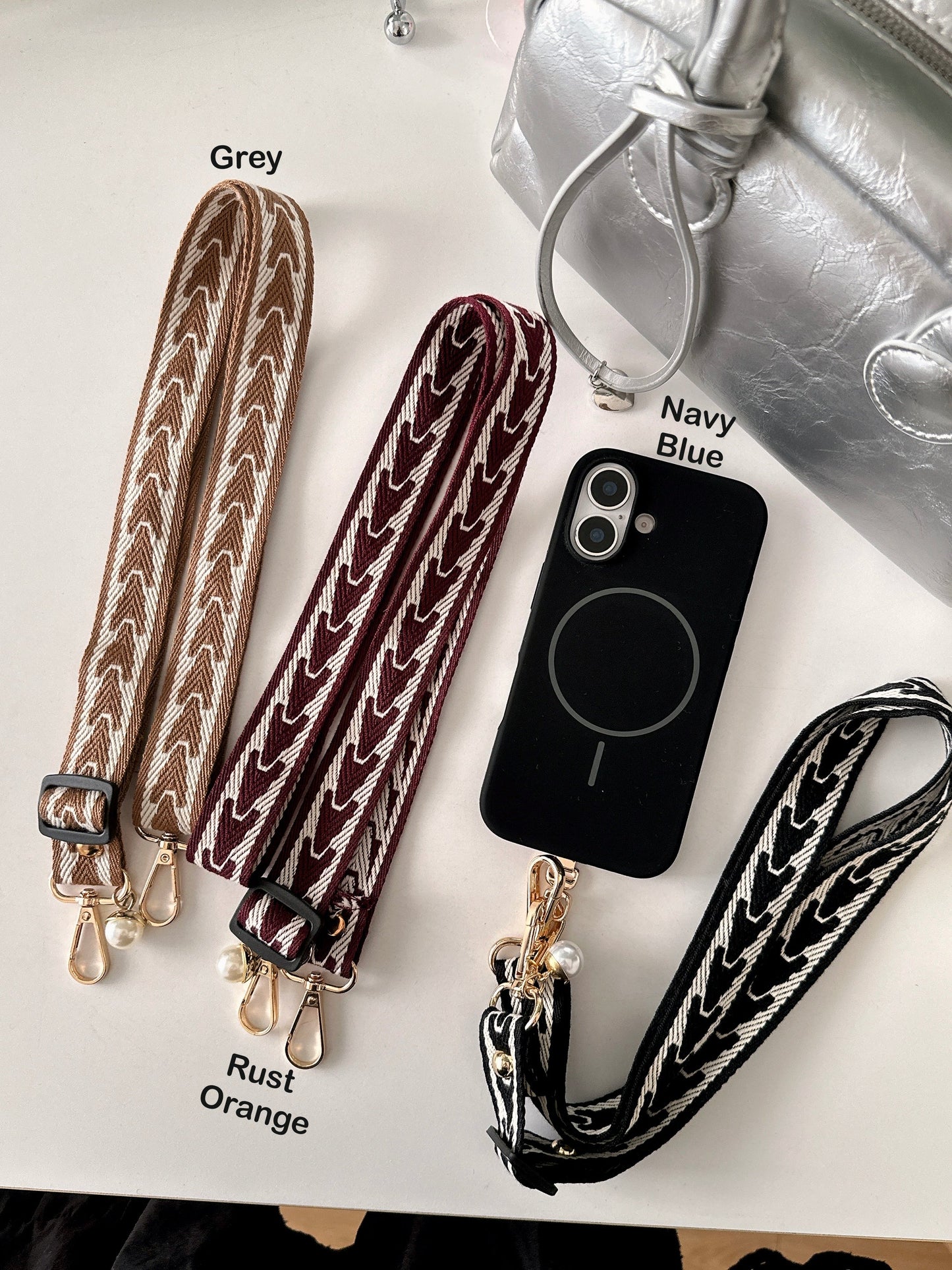 Boho iPhone Lanyard Strap with Adjustable Chevron Design – Detachable Crossbody Phone Holder for Hands-Free Use