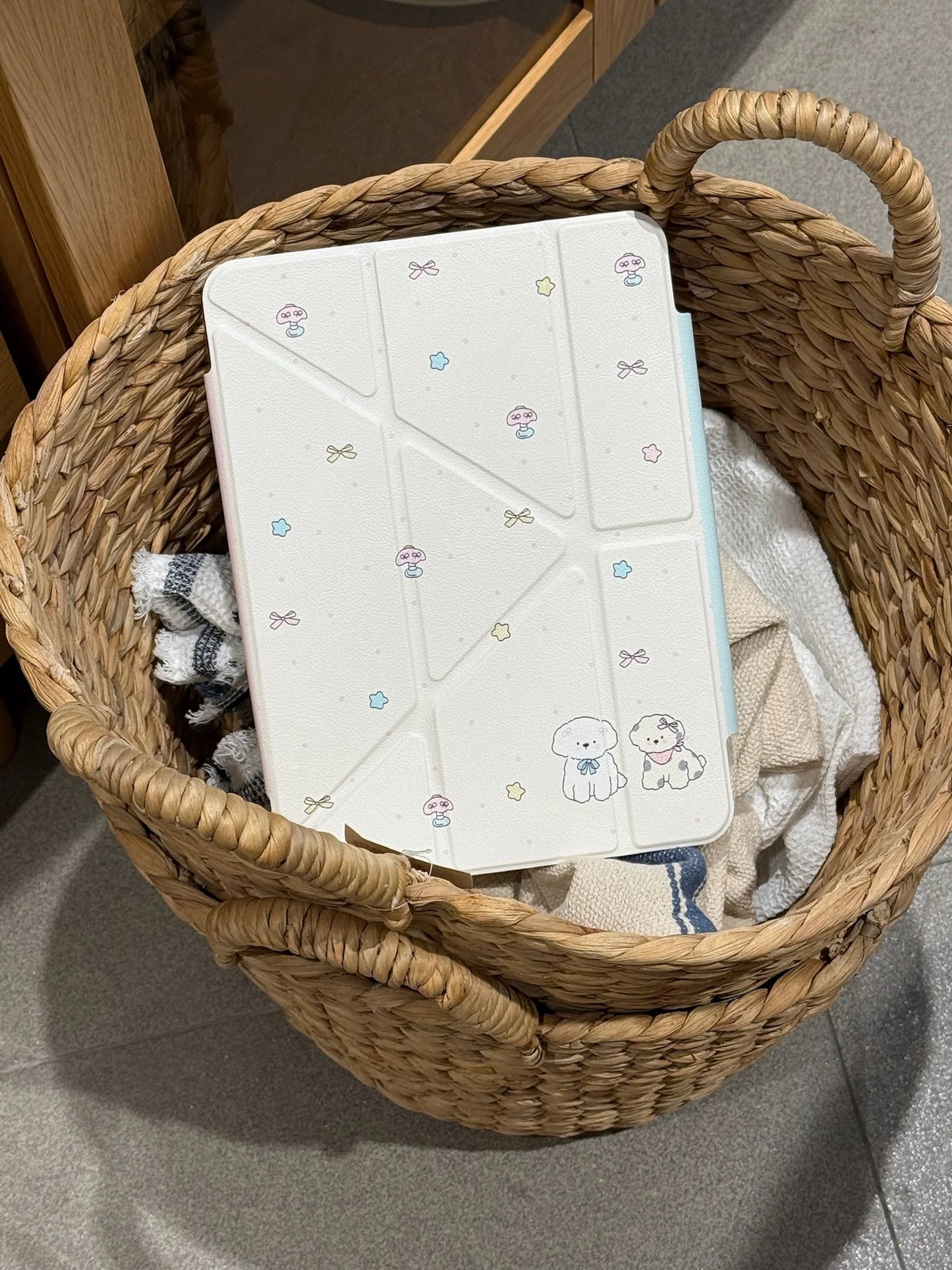 Cute Cartoon iPad Case with Magnetic Stand & Transparent Back – Pearl Bunny & Star Pattern Foldable Case for iPad